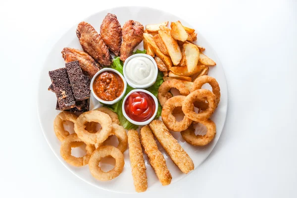 Queso a la parrilla, croutons y salsas en un plato redondo sobre ba blanca —  Fotos de Stock