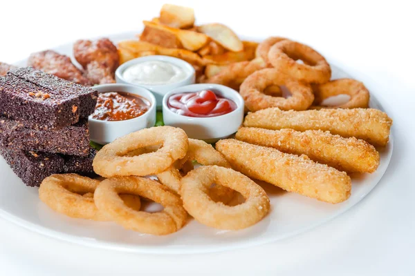 Varma snacks. kycklingvingar, ost, krutonger och sås — Stockfoto