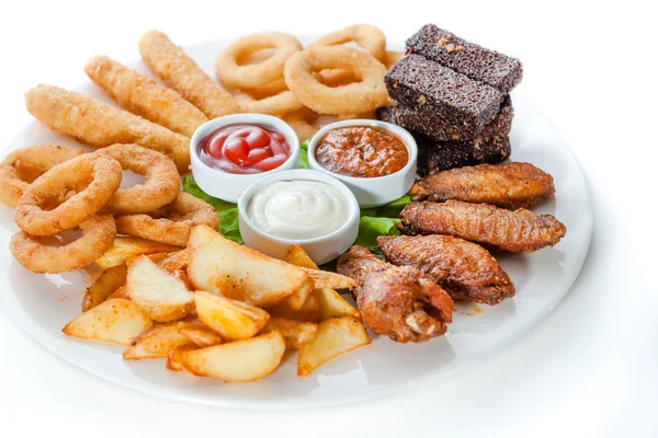 Diverse varma snacks. rostade ost, krutonger, lökringar med — Stockfoto