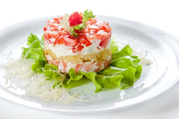 Ensalada de pescado con caviar, tomates y lechuga —  Fotos de Stock