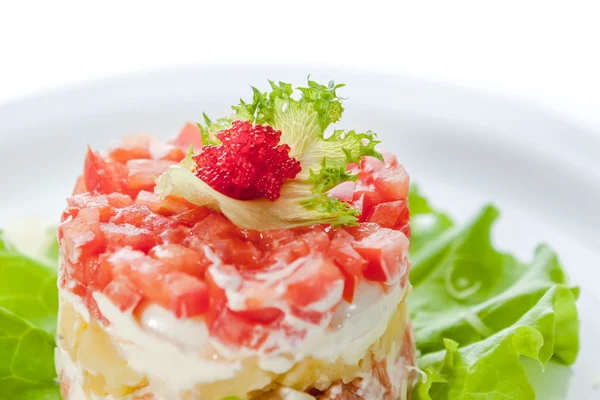 Insalata originale con caviale, pomodori e lattuga — Foto Stock