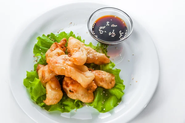 Tempura di gamberetti con lattuga e semi di sesamo — Foto Stock