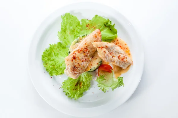 Chicken breast with mashed potatoes, spinach and lettuce — Stock Photo, Image