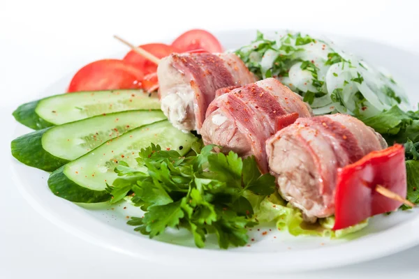 Skewers wrapped in bacon with tomatoes, cucumbers, bell peppers — Stock Photo, Image