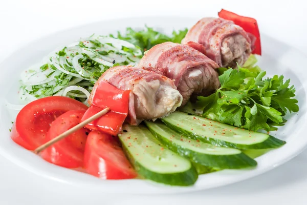 Skewers wrapped in bacon with tomatoes, cucumbers, bell peppers — Stock Photo, Image