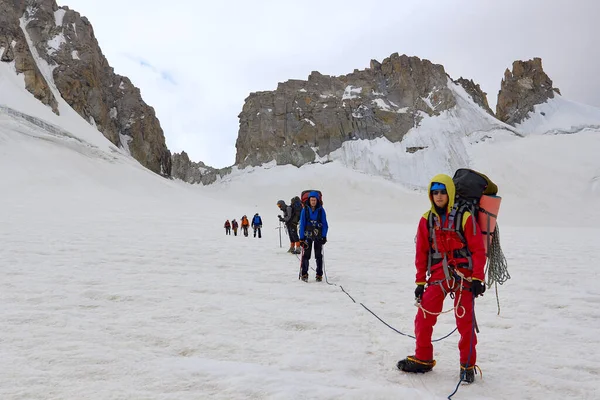 Des Alpinistes Marchant Long Glacier Portrait Montagne Extérieur Fann Pamir — Photo