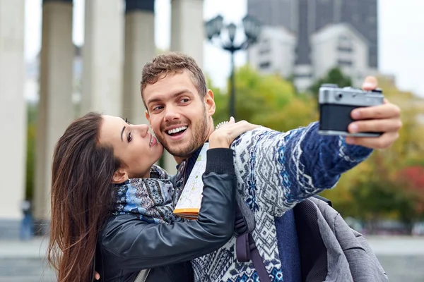 Feliz Pareja Turistas Tomando Selfie Ciudad Vieja — Foto de Stock