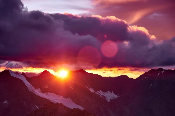 Закат Горах Отражение Красного Солнца Горных Снежных Вершинах Облаках Алтай — стоковое фото