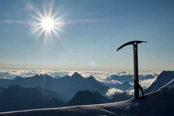 背景に氷斧や道具 山脈を持つ太陽光線 — ストック写真