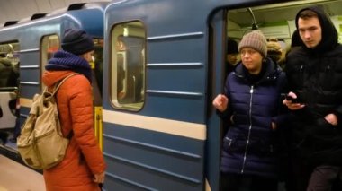 RUSSIA, NOVOSIBIRSK - Mar 03, 2020: İstasyondaki metro kapısına giren kadın.