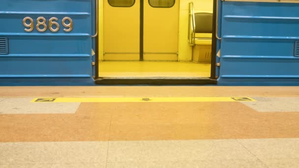 Tunnelbana Tågdörrar stängs och lämnar stationen — Stockvideo