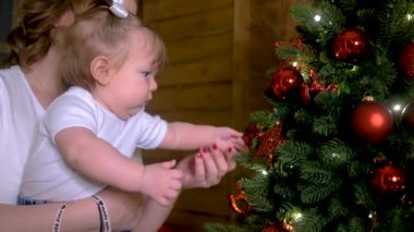 Mutlu aile anne ve küçük çocuk Noel tatili için oynuyorlar.