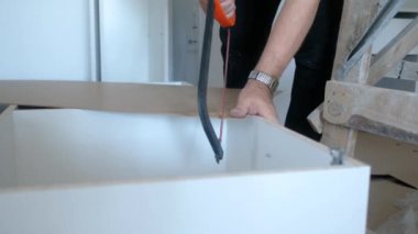 Katılımcı testereyle tahta kesiyor.