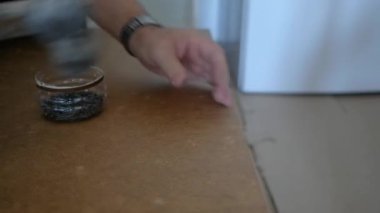 Marangoz detayları çekiç ve çivilerle işaretliyor.