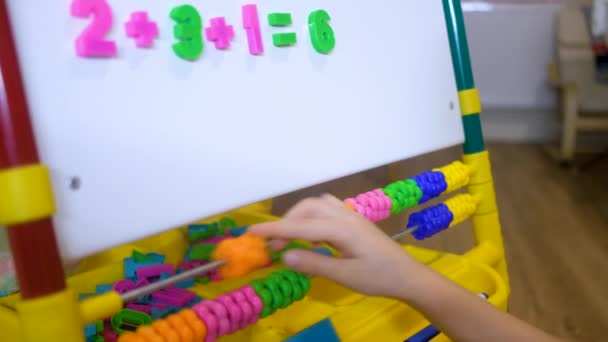 Crianças mãos usando abacus para aprender números e conta em casa — Vídeo de Stock