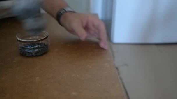 Плотник маркирует детали ламината молотком и гвоздями — стоковое видео