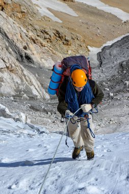 Dağcı karlı bir dağın tepesine ulaşır, Fann, Pamir Alay, Tacikistan.