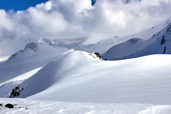 山と氷河 雪の風景のピークおよびパス 屋外の眺め — ストック写真