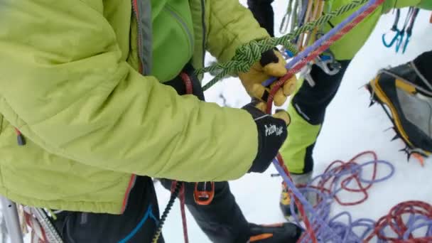 Barraca de escalador de gelo com uma corda e clique para cima. Mãos ao alto. Proporcionar segurança — Vídeo de Stock