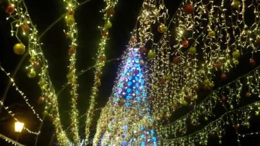 Aydınlatma Noel süslemeleri, çelenkler ve ışıklar şehir meydanında