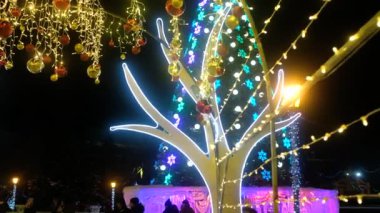 RUSSIA, NOVOSIBIRSK - 23 DEC 2019: Aydınlatma Noel süslemeleri, çelenkler ve ışıklar şehir meydanında