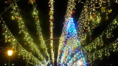 Aydınlatma Noel süslemeleri, çelenkler ve ışıklar şehir meydanında