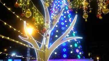 Aydınlatma Noel süslemeleri, çelenkler ve ışıklar şehir meydanında