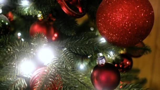 Weihnachtsbaum geschmückt rote Kugeln Nahaufnahme — Stockvideo