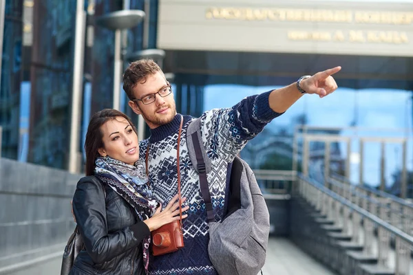 Due Turisti Felici Coppia Ricerca Posizione Insieme Con Telefono Una — Foto Stock