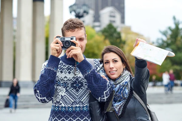 Gezintide Şehir Turunda Fotoğraf Çeken Mutlu Bir Çift Turist Birlikte — Stok fotoğraf