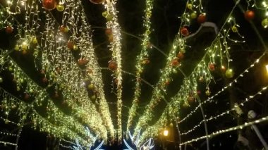 Aydınlatma Noel süslemeleri, çelenkler ve ışıklar şehir meydanında