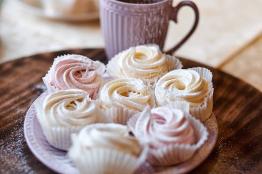 Şekerleme serpme şekeri ve tatlı. Pudra şekeri taze keklerin ya da kremaların üzerine düşer.