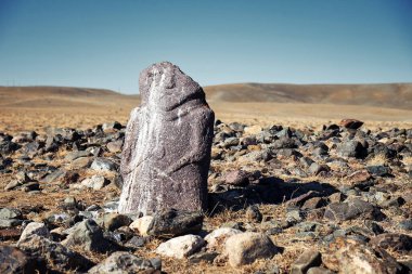 Altai ve Moğolistan bozkırlarında antik mezar taşları.