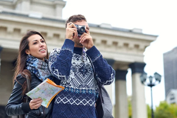 Happy Love Couple Tourists Taking Photo Excursion City Tour Traveling — Stock Photo, Image