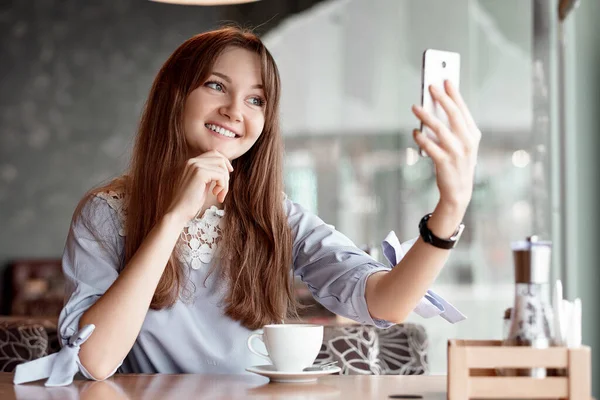 Ung Affärskvinna Använder Sin Smarta Telefon Och Leende Kafé Stockbild