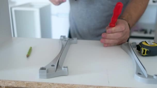 Carpintero haciendo muebles en el hogar, Trabajando con awl un martillo — Vídeo de stock
