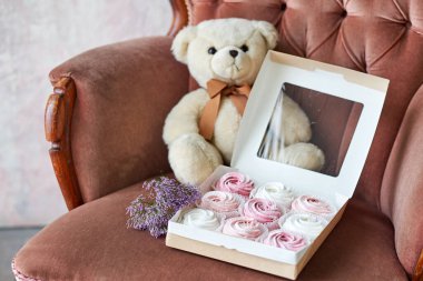 Lezzetli kekler, kremalar ya da marşmelovlar hediye kutusunda yakın plan..