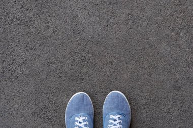 asfalt yol üzerinde mavi spor ayakkabı