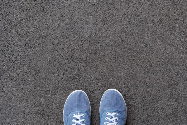 Zapatillas Azules Camino Asfalto —  Fotos de Stock