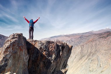 Sırt çantasıyla dağlarda gezen bir adam Seyahat yaşam tarzı başarı konsepti açık hava dağcılık sporu aktif tatil kavramı.