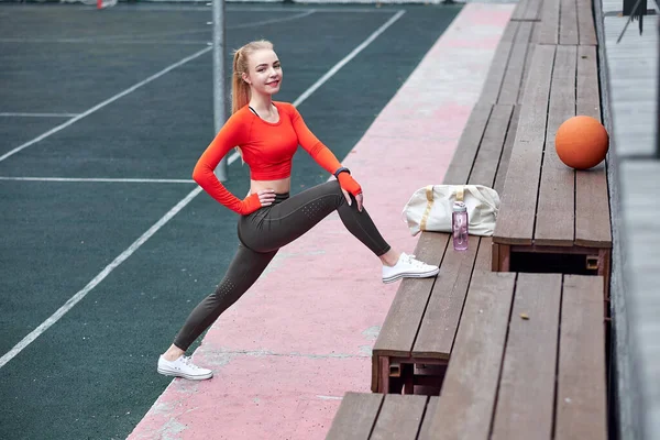 Sporcu Kadın Ilaç Topuyla Bacak Esneme Egzersizi Yapıyor Formda Bir — Stok fotoğraf