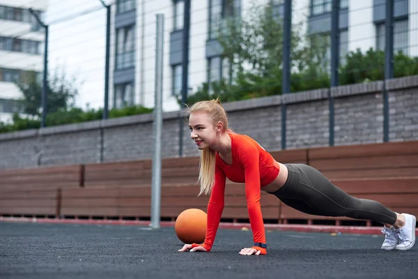 Sportkvinna Som Stretchar Benet Med Medicinboll Passform Kvinna Tränar Med — Stockfoto