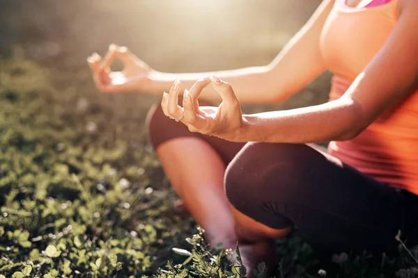 Yoga Wanita Muda Berlatih Yoga Atau Menari Atau Peregangan Alam — Stok Foto