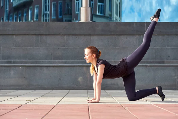 Estiramiento Forma Bailarina Mujer Haciendo Ejercicio —  Fotos de Stock