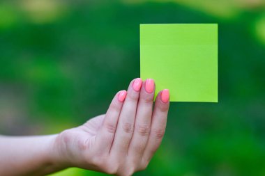 kadın el sarı notepaper tutarak
