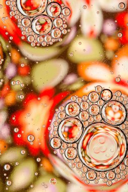 çiçekli bir arka plan üzerinde kabarcıklar