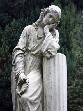 Taş Heykel yaslı kadın