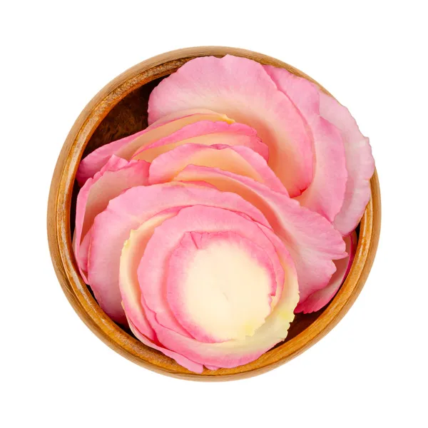木製のボウルに花びらをバラ 淡いピンク色の庭の新鮮な花びらを選んだ中国 またはベンガルと呼ばれるバラ ローザ チネンシス 観賞用植物 紅茶や装飾品として使用 — ストック写真
