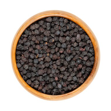 Kurutulmuş yaban mersini, Avrupa yaban mersini, ahşap bir kasede. Aşı mersininin olgun ve çiğ meyveleri, aynı zamanda böğürtlen, böğürtlen ve yabanmersini olarak da bilinir. Yaban mersini, reçel ve turta için kullanılır. Fotoğraf..