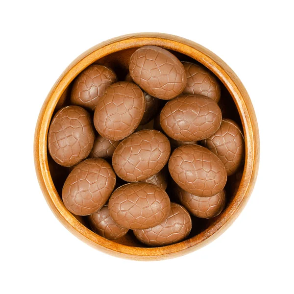 Mjölkchoklad Påskägg Träskål Mini Chokladägg Ett Sött Godis Isolerad Ovanifrån — Stockfoto